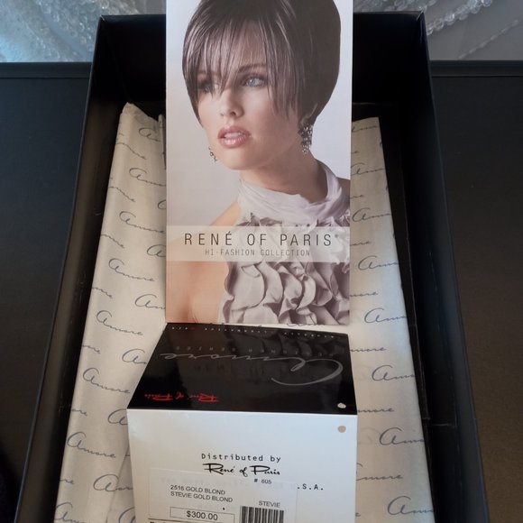 Taylor Swift Style Golden Blonde Wig- New In Box - Picture 13 of 15